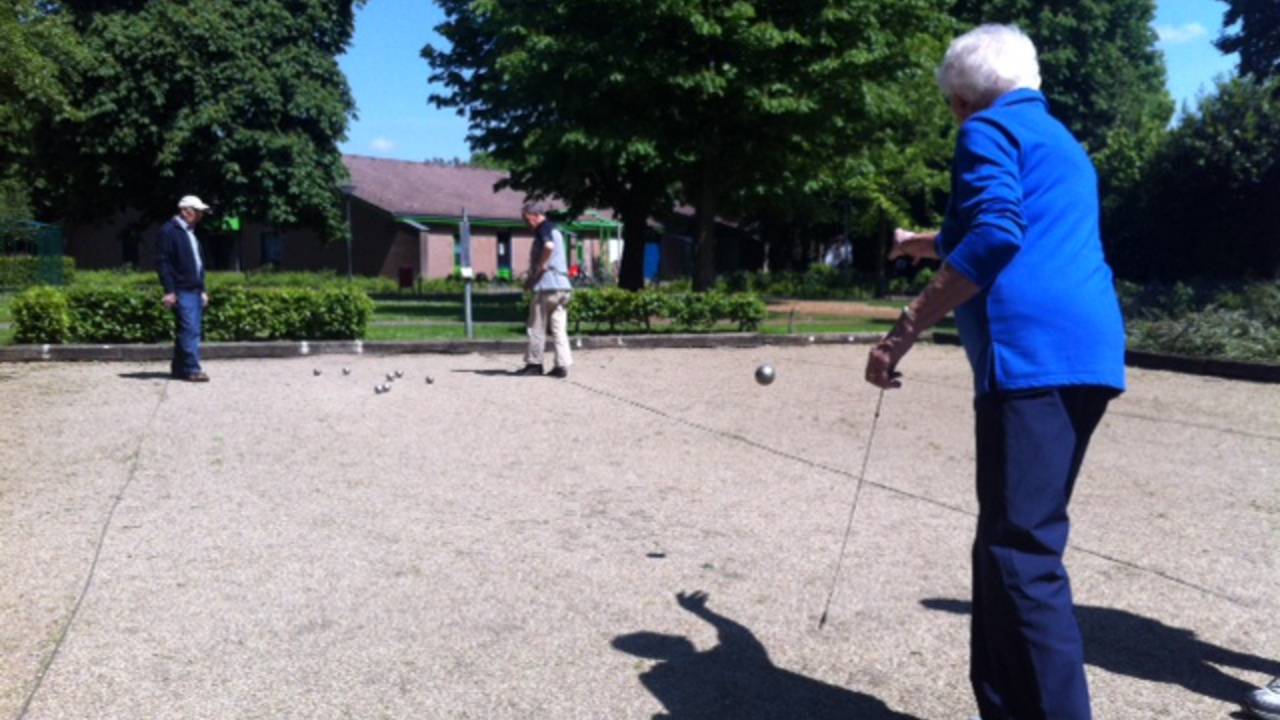 Er komen nieuwe bankjes op de jeu-de-boulesbaan in Mierlo