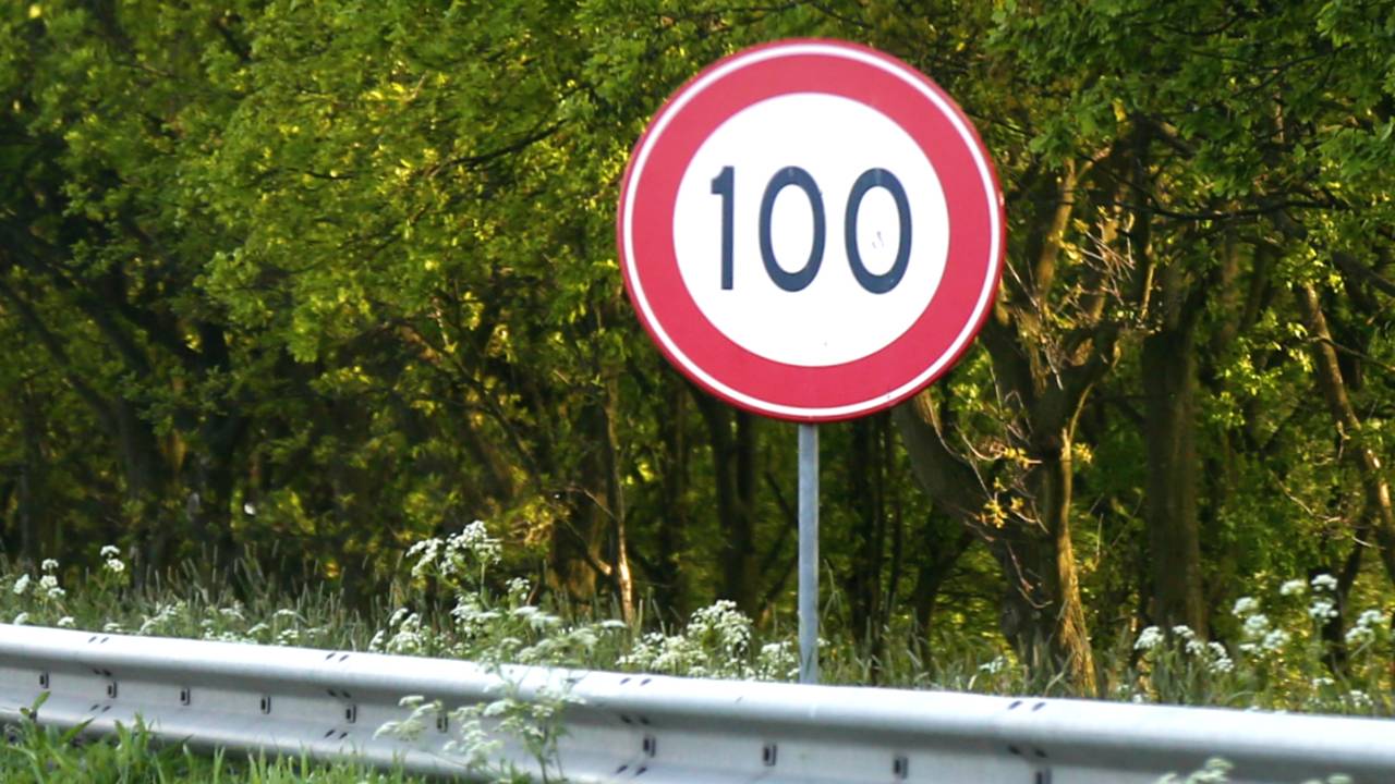 Deze bordjes hoeven voorlopig niet te worden verhangen langs een deel van de A59 (foto: archief).