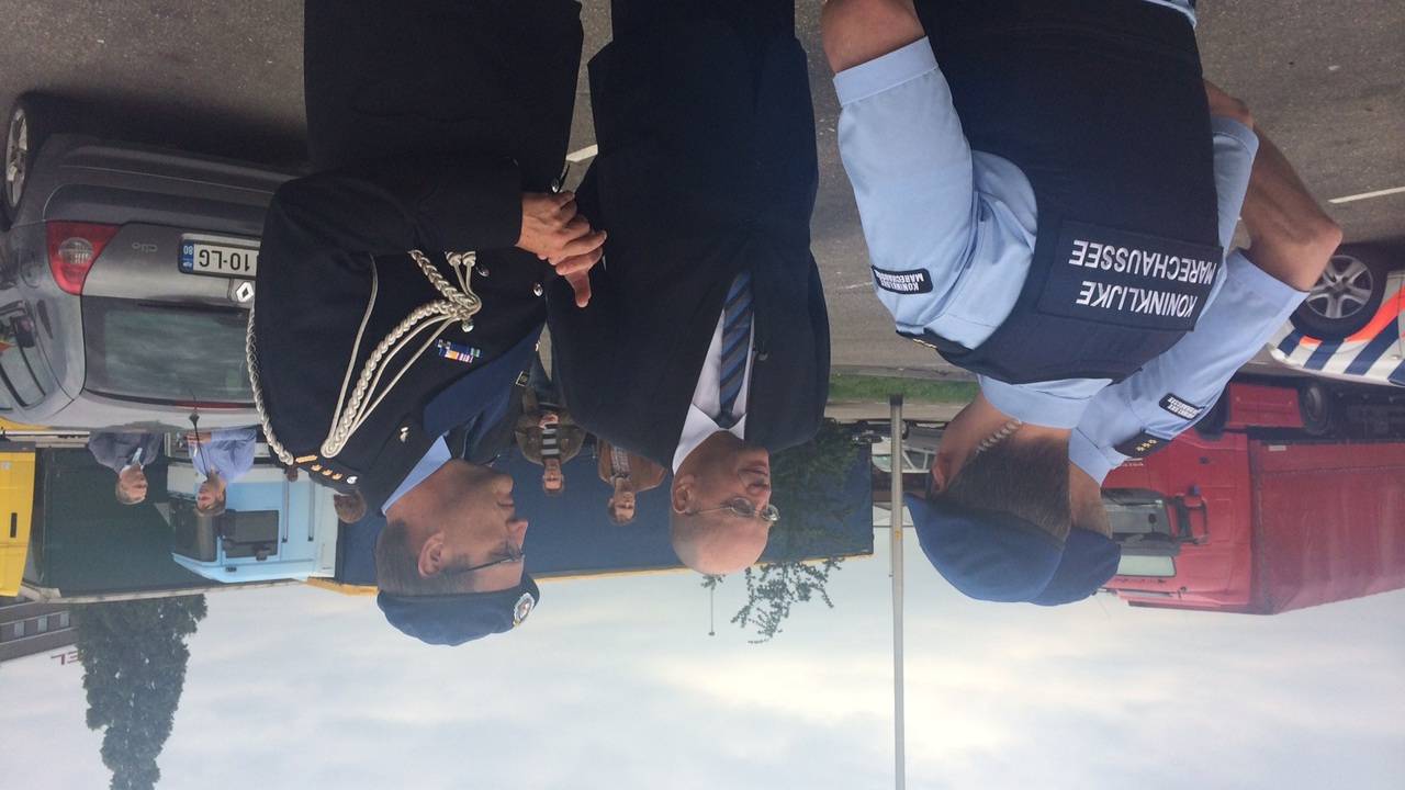 Teeven in gesprek met de marechaussee (foto: Floyd Aanen)