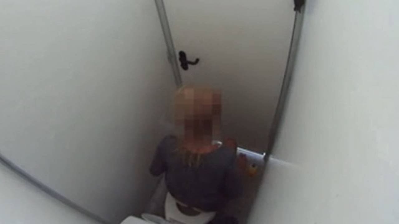 Meisje op toilet stiekem gefilmd (Foto uit video)