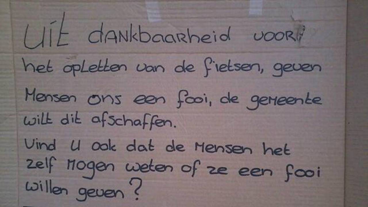 Het bordje dat bij de fietsenstalling hangt