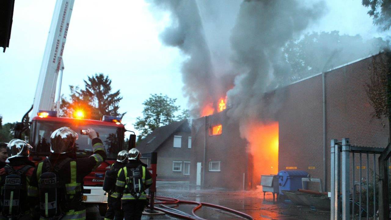 Vlammen en veel rook bij brand in loods Berlicum