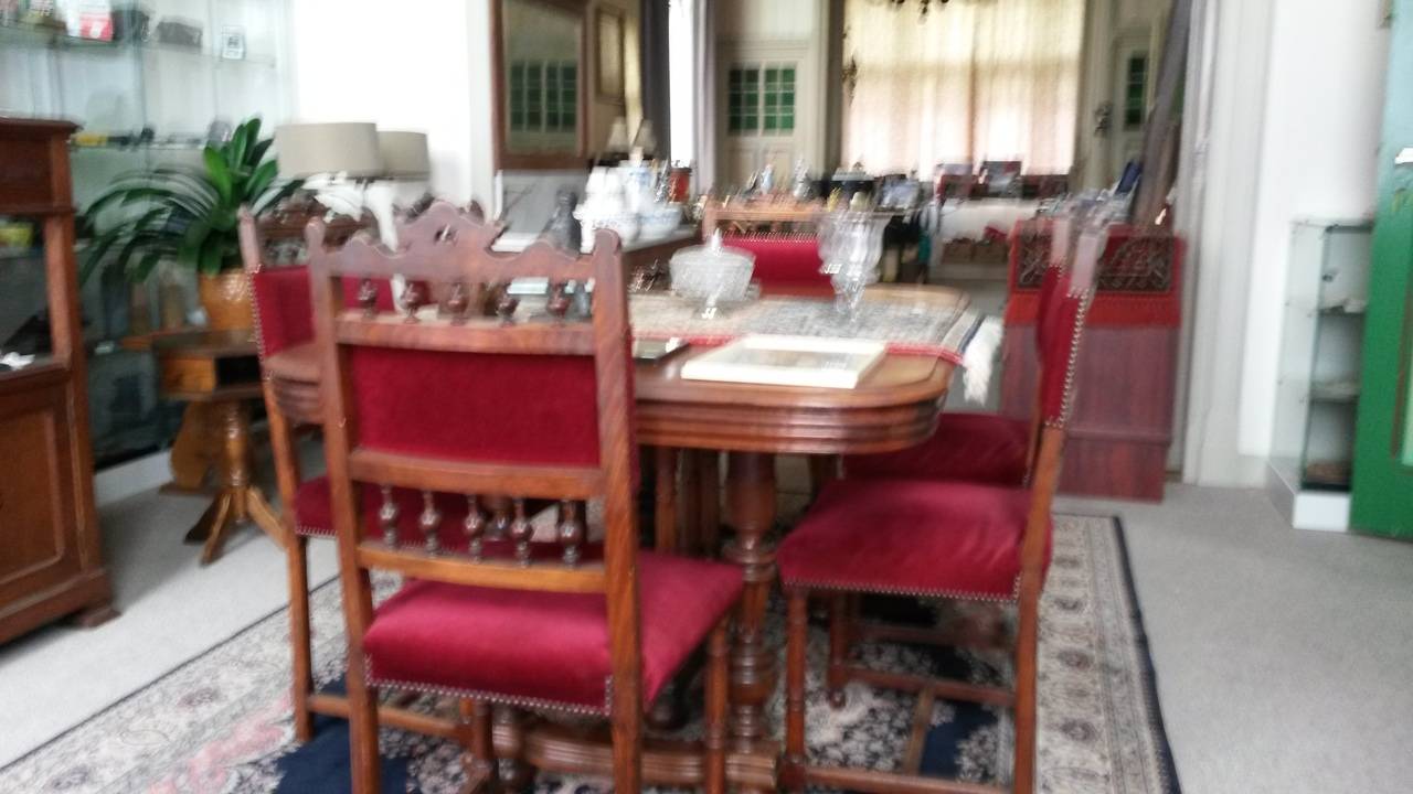 Deze eetkamerset is zo goed als nieuw