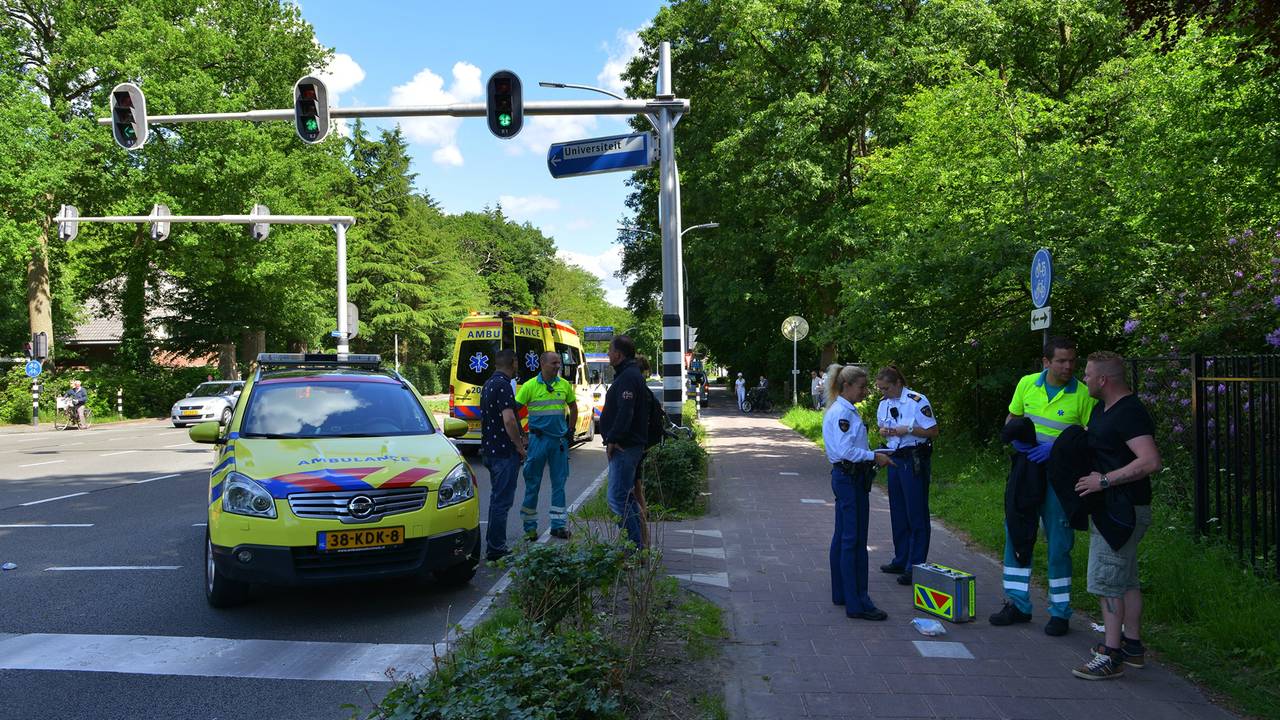 De bejaarde man reed volgens omstanders door rood (Foto: Jules Vorselaars / JV Media)