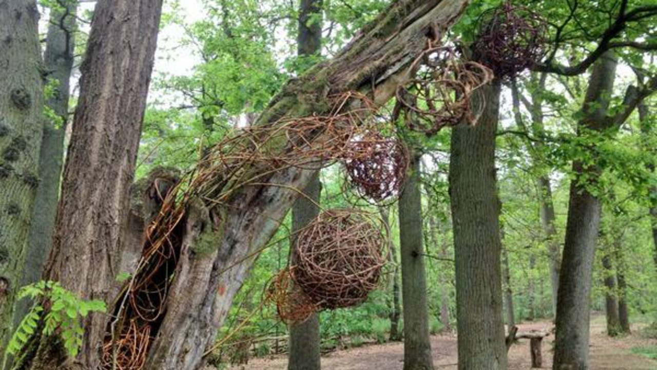 Een van de kunstwerken die nog heel is (Foto: Frans Kapteijns)