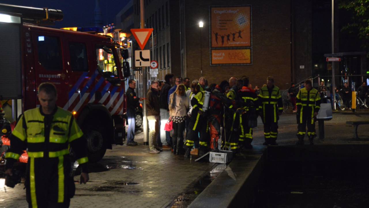Zoeken naar man te water (foto: Perry Roovers / SQ Vision)