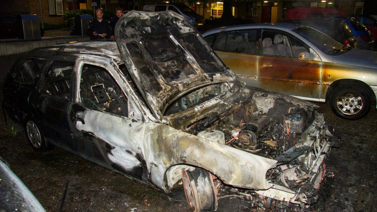De auto brandde uit op een parkeerplaats (Foto: Alexander Vingerhoeds / Obscura)