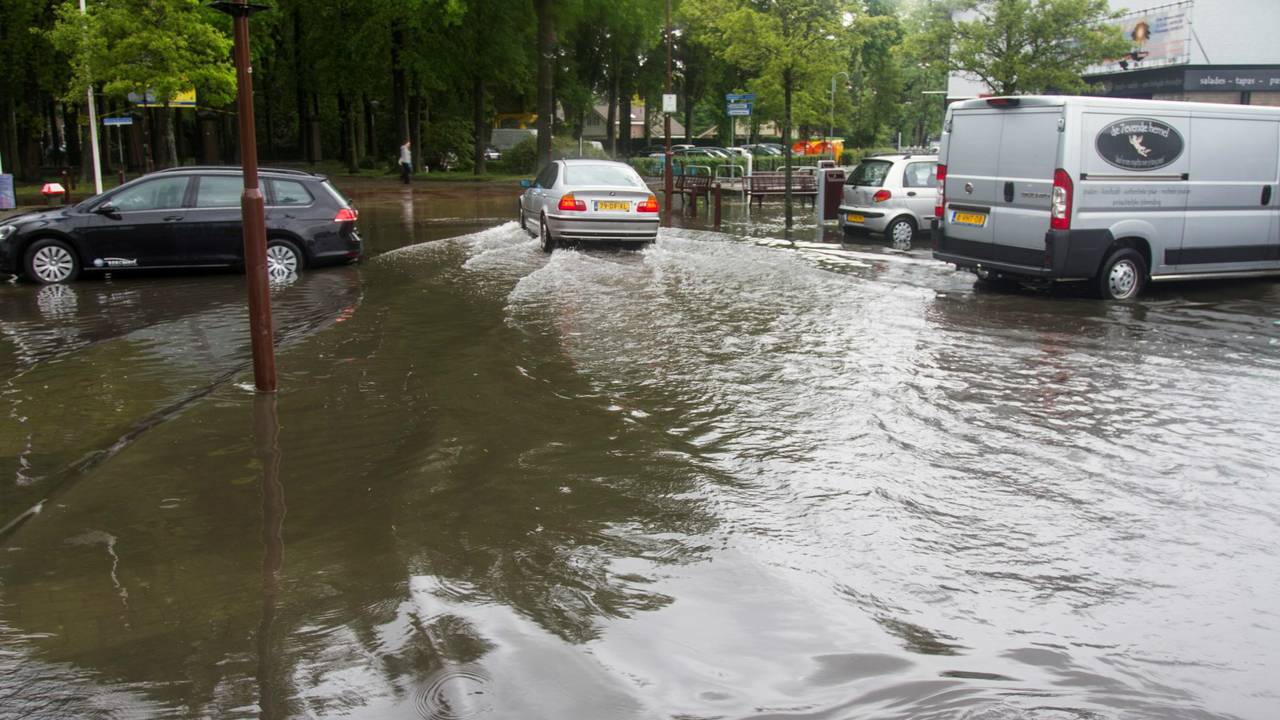 Wateroverlast nabij de Albert Heijn in Hoeven. (foto: Alexander Vingerhoeds/Obscura Foto)