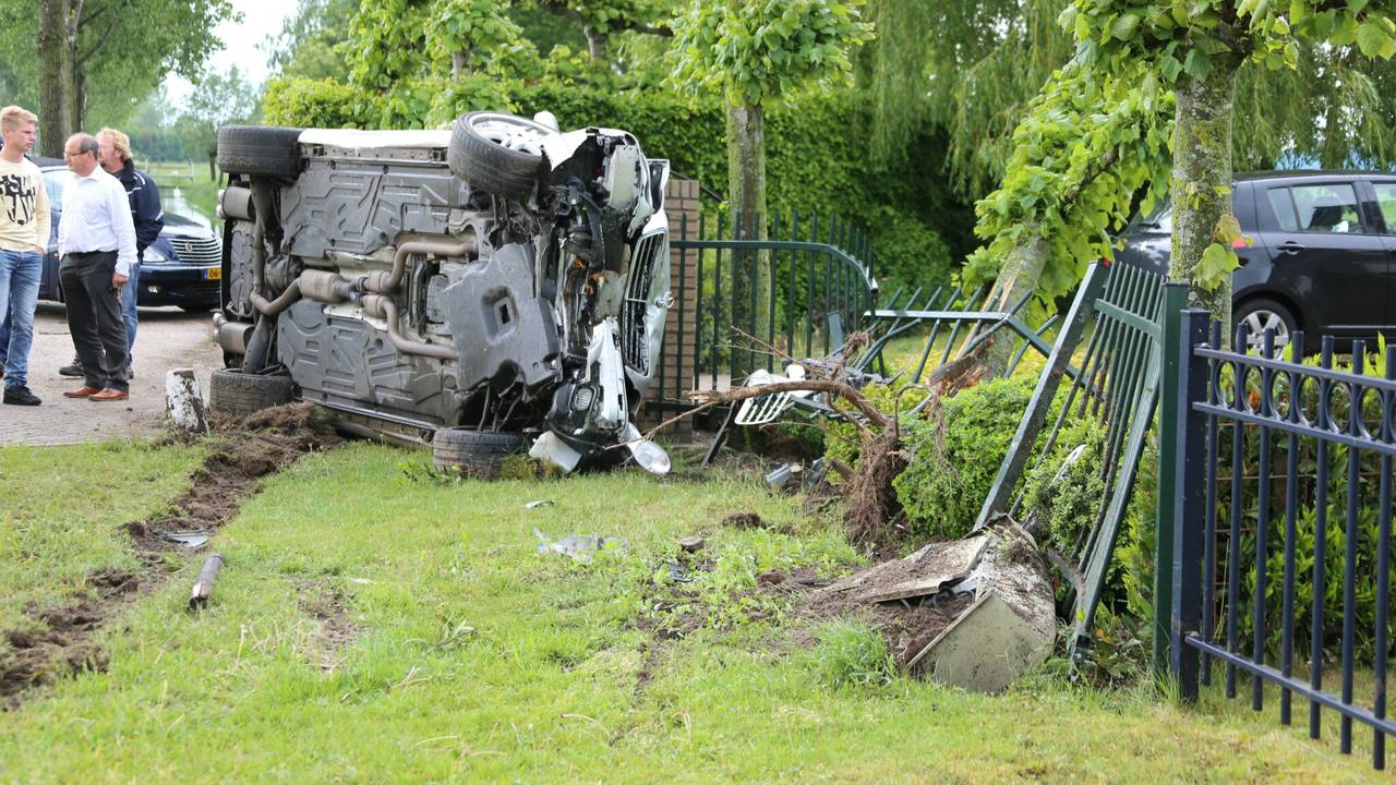 Auto vliegt tegen tuinhek. (foto: FPMB Erik Haverhals)