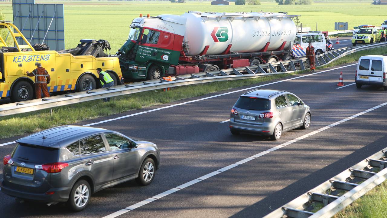 Ongeval met vrachtwagen op A17 bij Moerdijk. (foto: Remco de Ruijter)