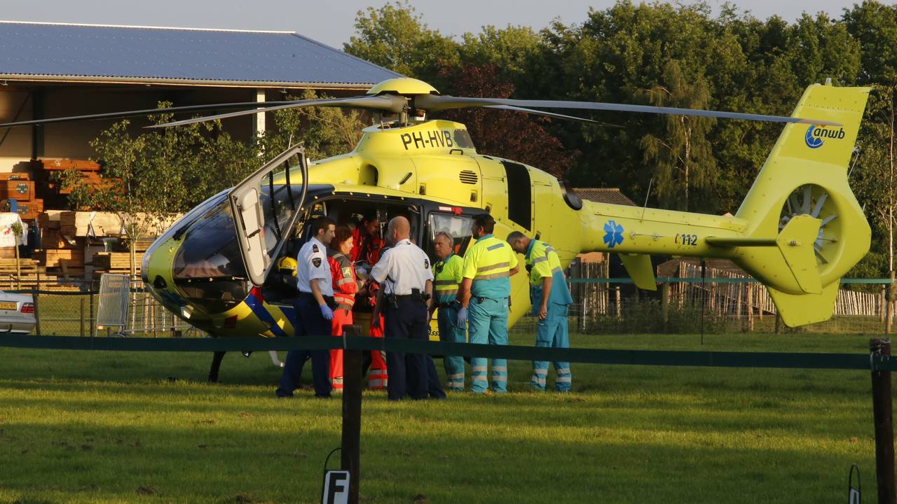 De traumahelikopter lanndde in een wei. (Foto: Hans van Hamersveld/SQ Vision Mediaprodukties)