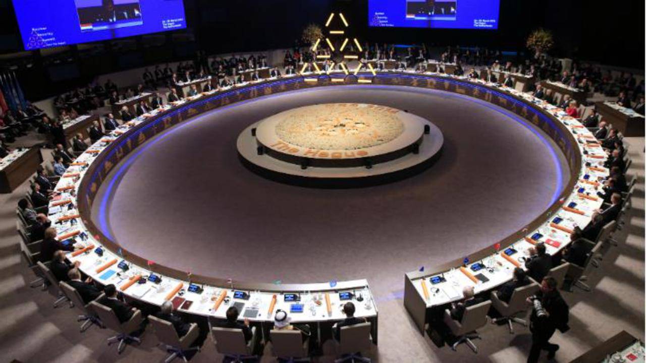 Aan de vergadertafel zaten diverse wereldleiders. (Foto: ANP)