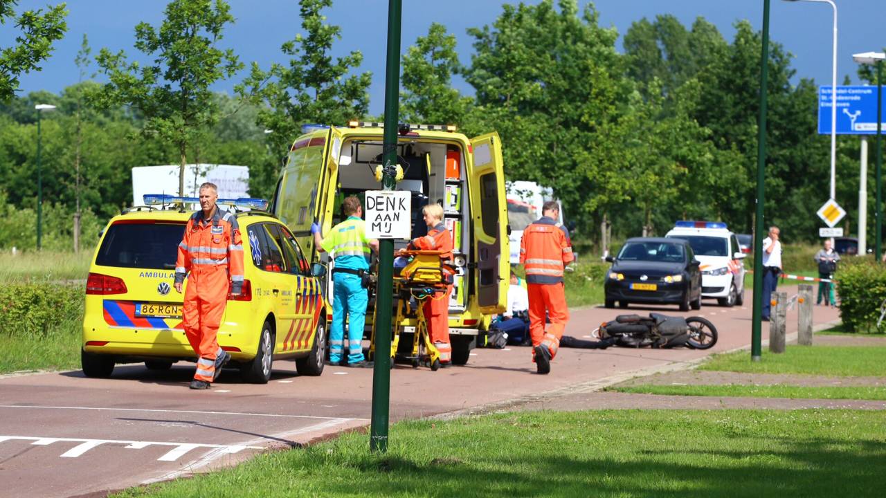 Bromfietser gewond na ongeluk op Boschweg (Foto: Sander van Gils / SQ Vision)