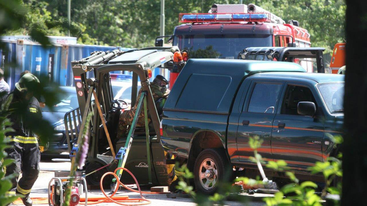 Heftruck en auto botsten bij de kazerne van Vught (Foto: Bart Meesters/Meesters Multi Media)