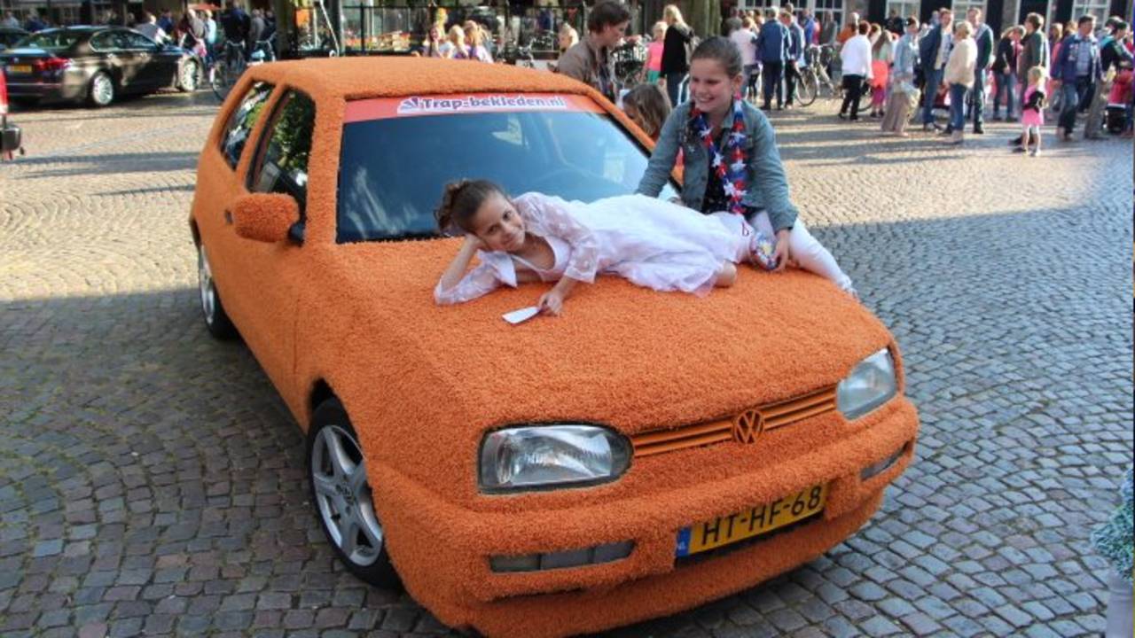 De oranje knuffelauto (bron: WK Knuffelauto / Facebook)  