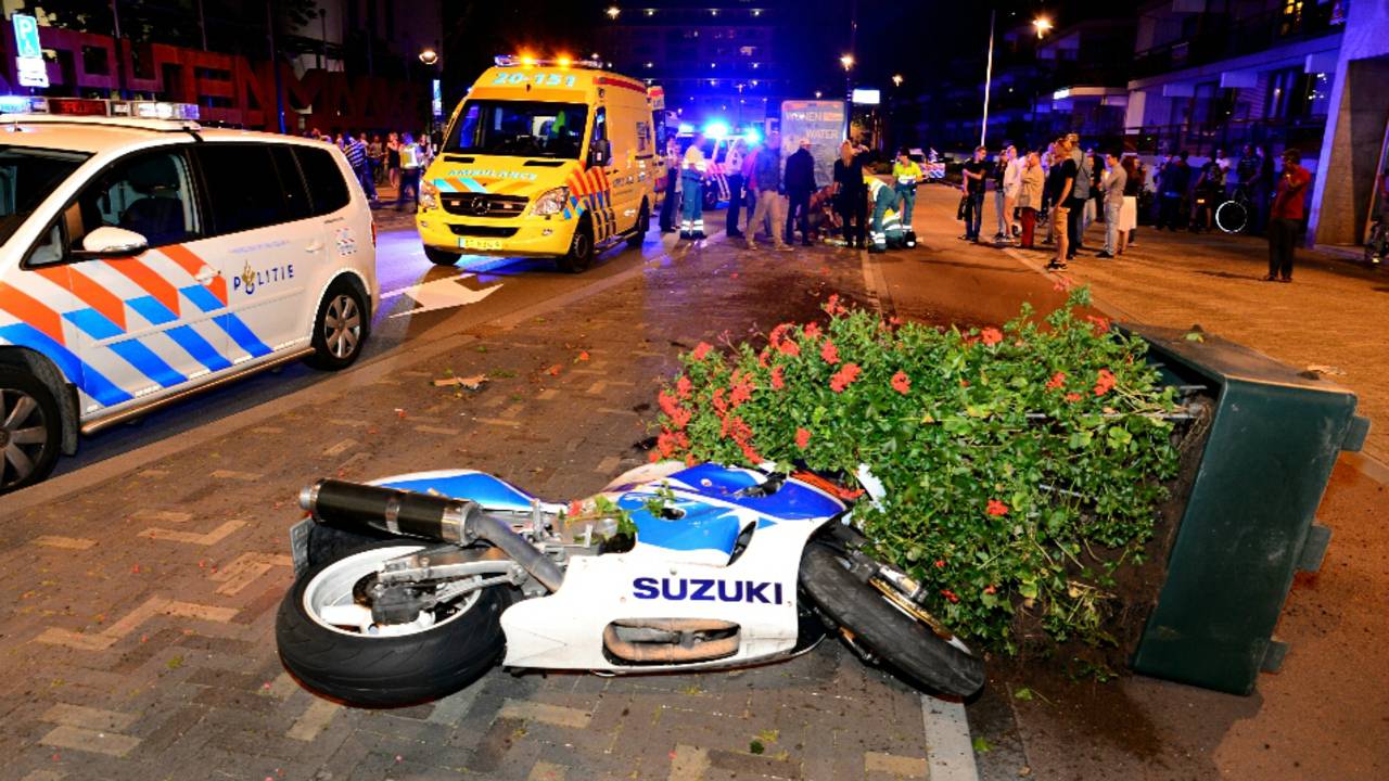 Motorrijder zwaargewond in Tilburg (foto: Toby de Kort/Meesters Multi Media)