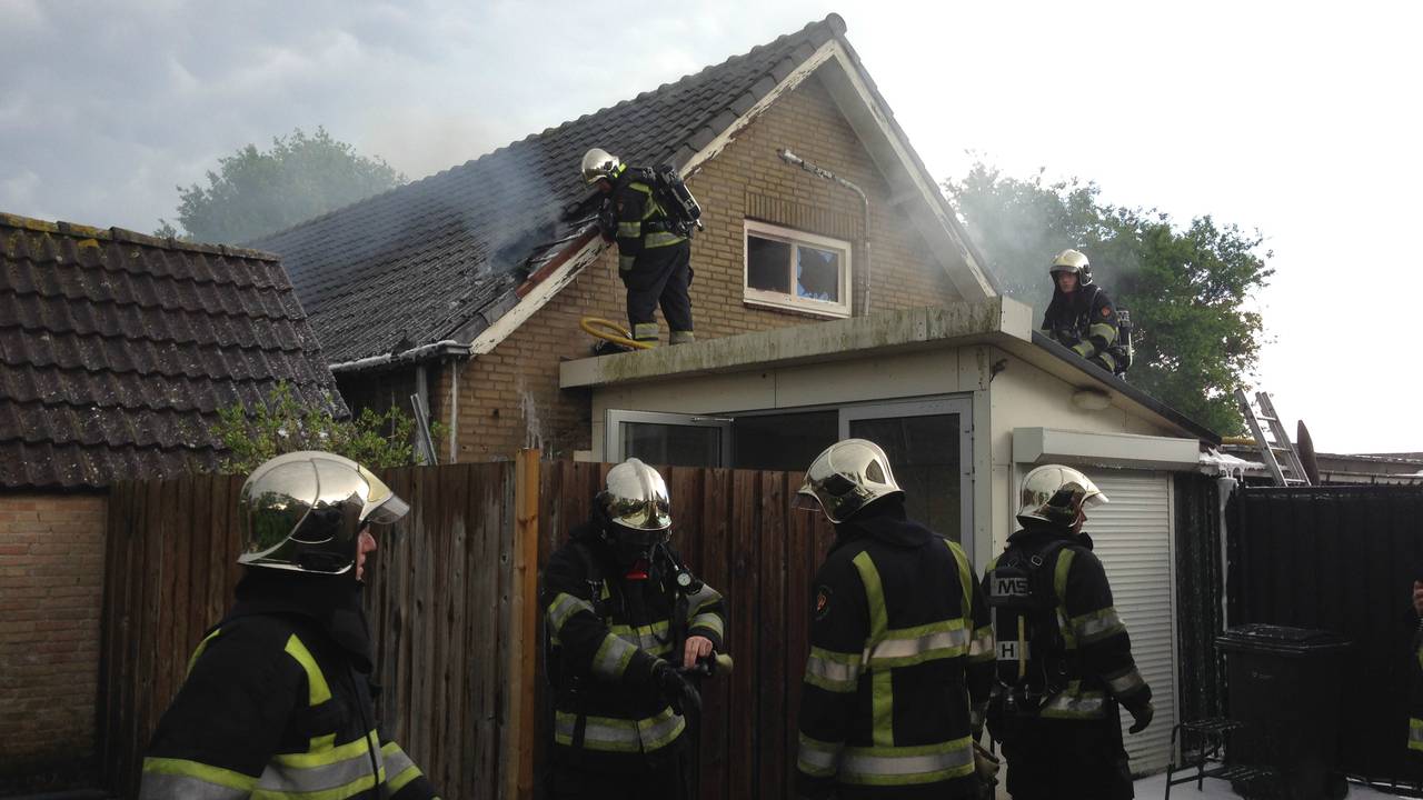Het huis is onbewoonbaar verklaard na blikseminslag (Foto: Bart Meesters / Meesters Multi Media)