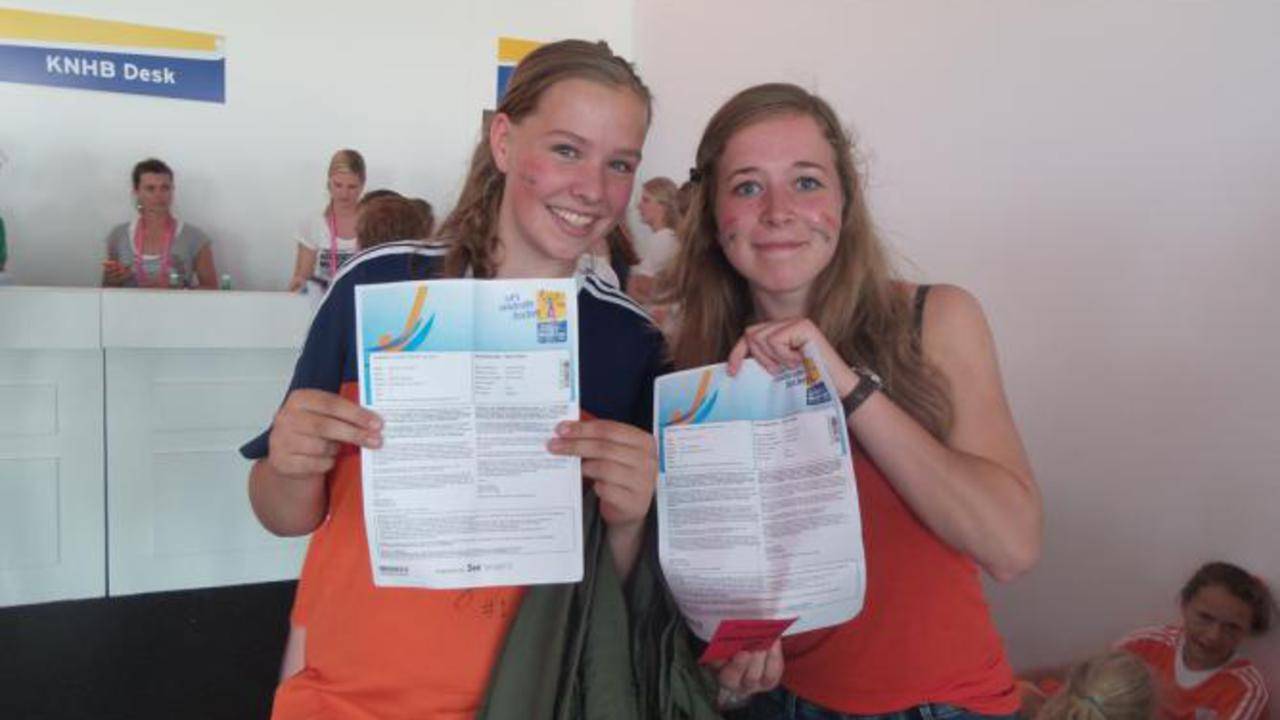 Gulle gever helpt meisjes uit Dongen aan echte kaartjes voor WK hockey.