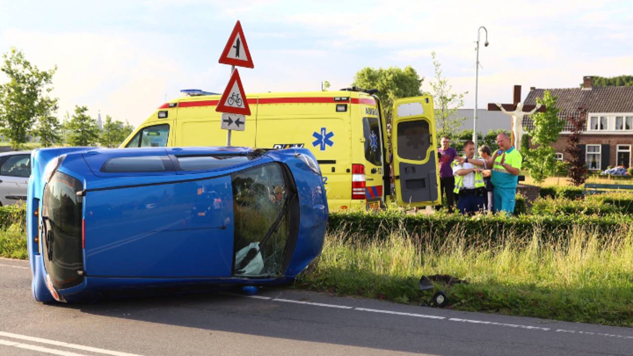 Auto op de kop in Nijnsel (foto: Sander van Gils/SQ Vision)