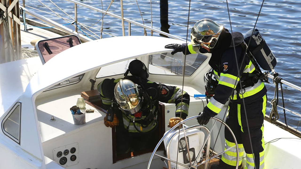 Ontploffing en brandje op jacht (foto: Gabor Heeres/SQ Vision)