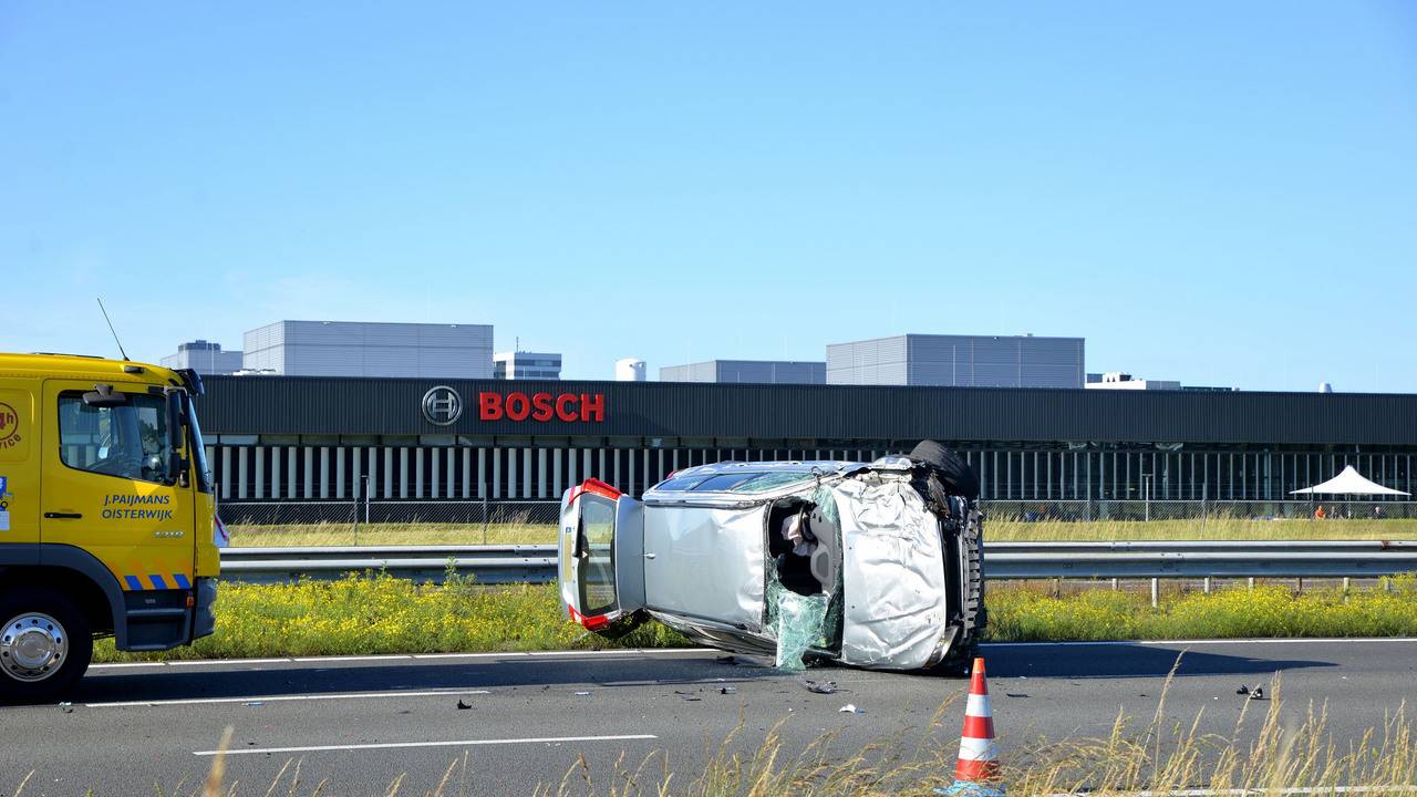 Twee auto's sloegen over de kop. Foto: Toby de Kort
