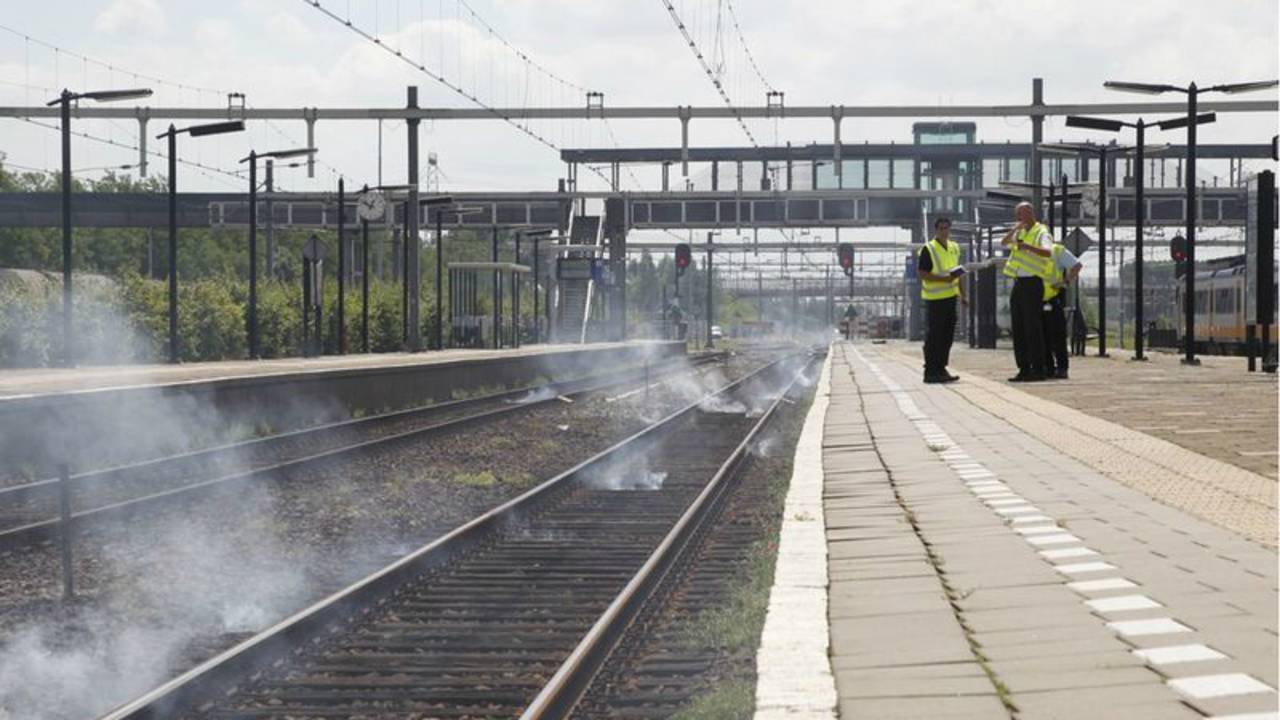 Brandjes op spoor bij Lage Zwaluwe. (foto: Marcel van Dorst/SQ Vision Mediaprodukties)