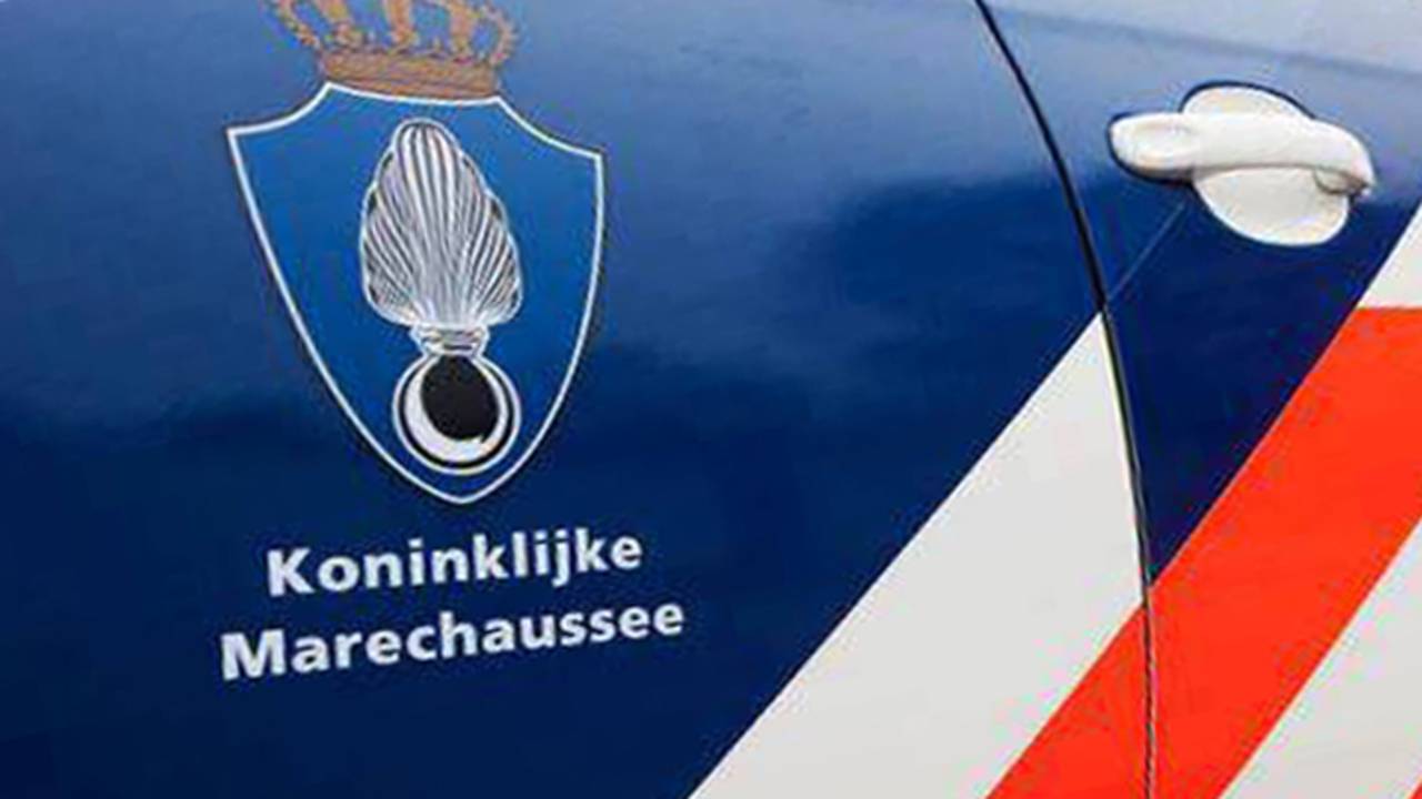 De marechaussee hield de vrouwen aan