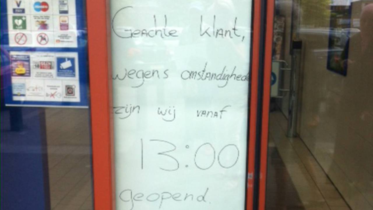 De winkel ging ondanks de overval 's middags weer open (Foto: Femke de Jong).