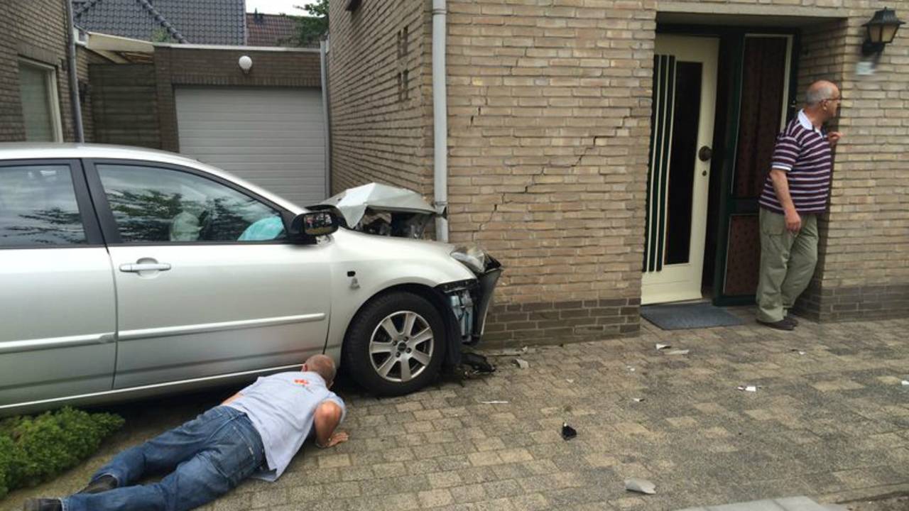 Auto ramt gevel van huis in Mierlo (foto: Gabor Heeres/SQ Vision)