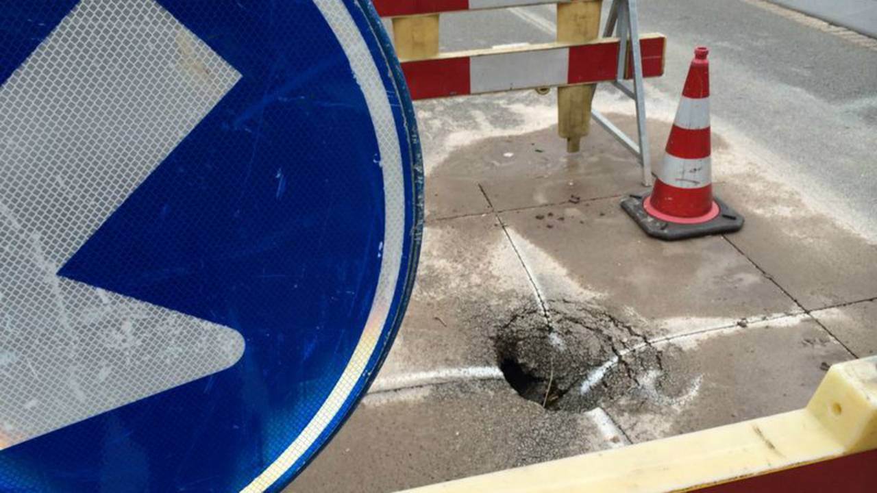 Het gat in de weg op de Konijnenberg. (foto: Corné Verschuren)