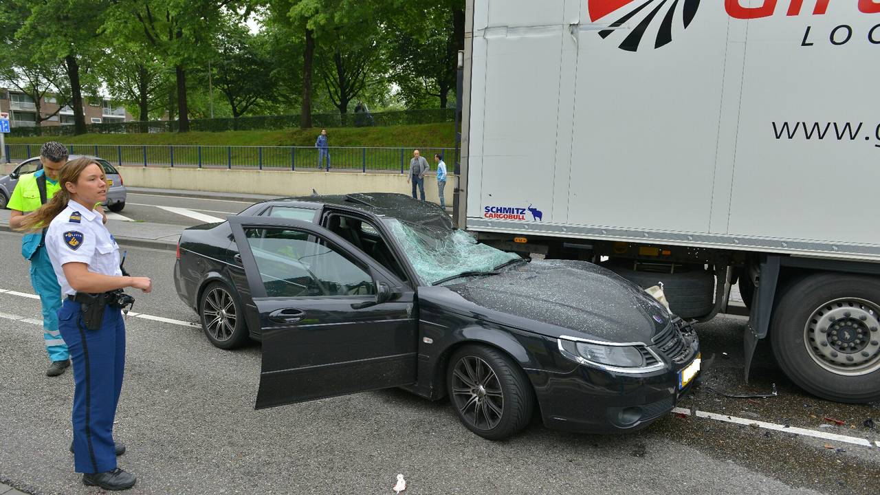 De auto botste op de vrachtwagen. (foto: Jules Vorselaars/JV Media)
