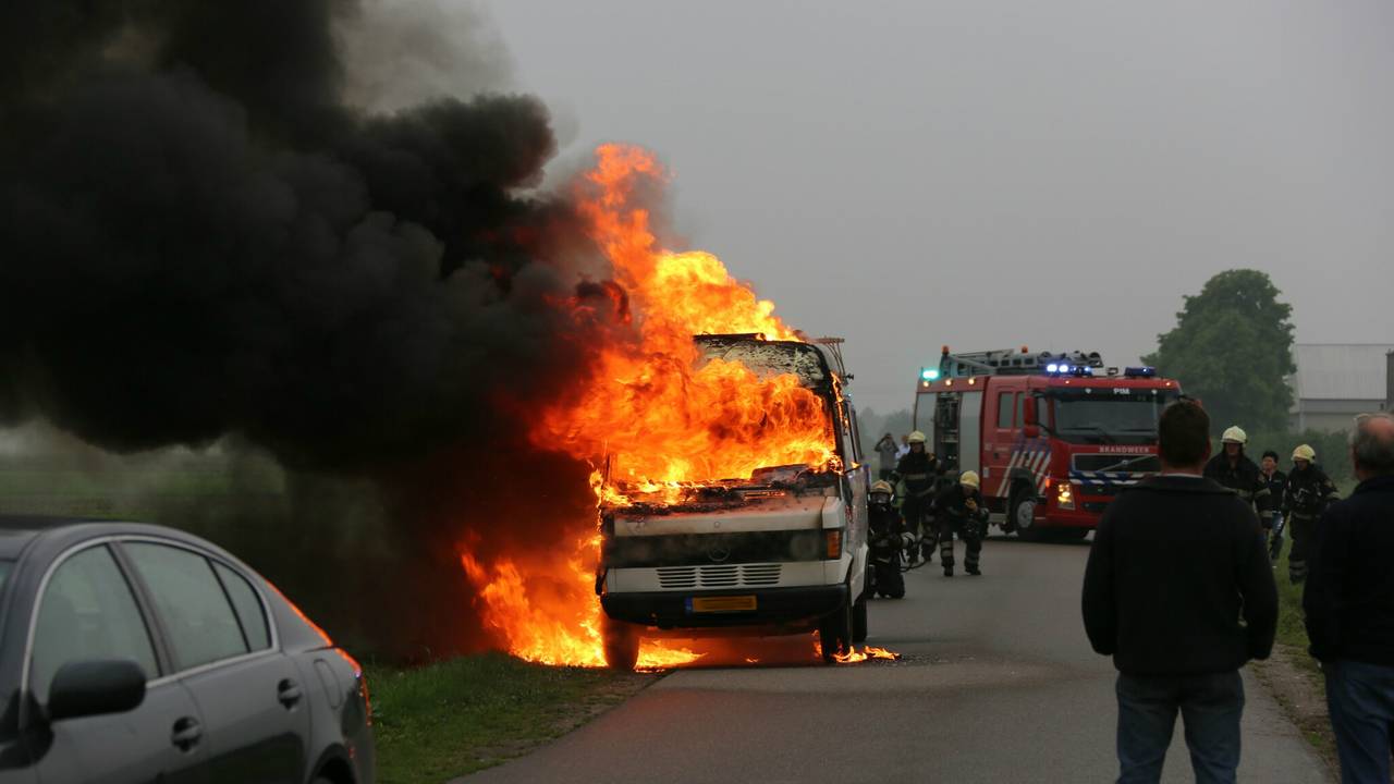 Felle brand verwoest camperbusje (foto: Erik Haverhals/FPMB)
