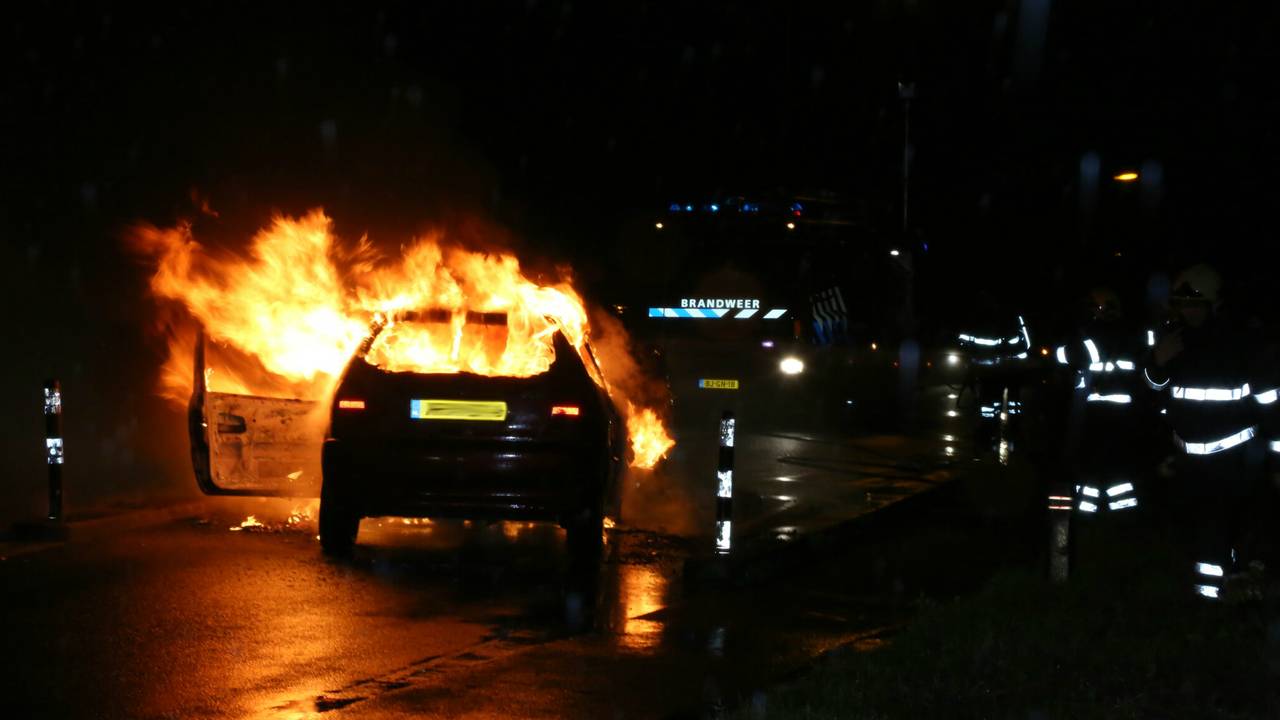 Auto's vliegen in brand na botsing (foto: Erik Haverhals/FPMB)