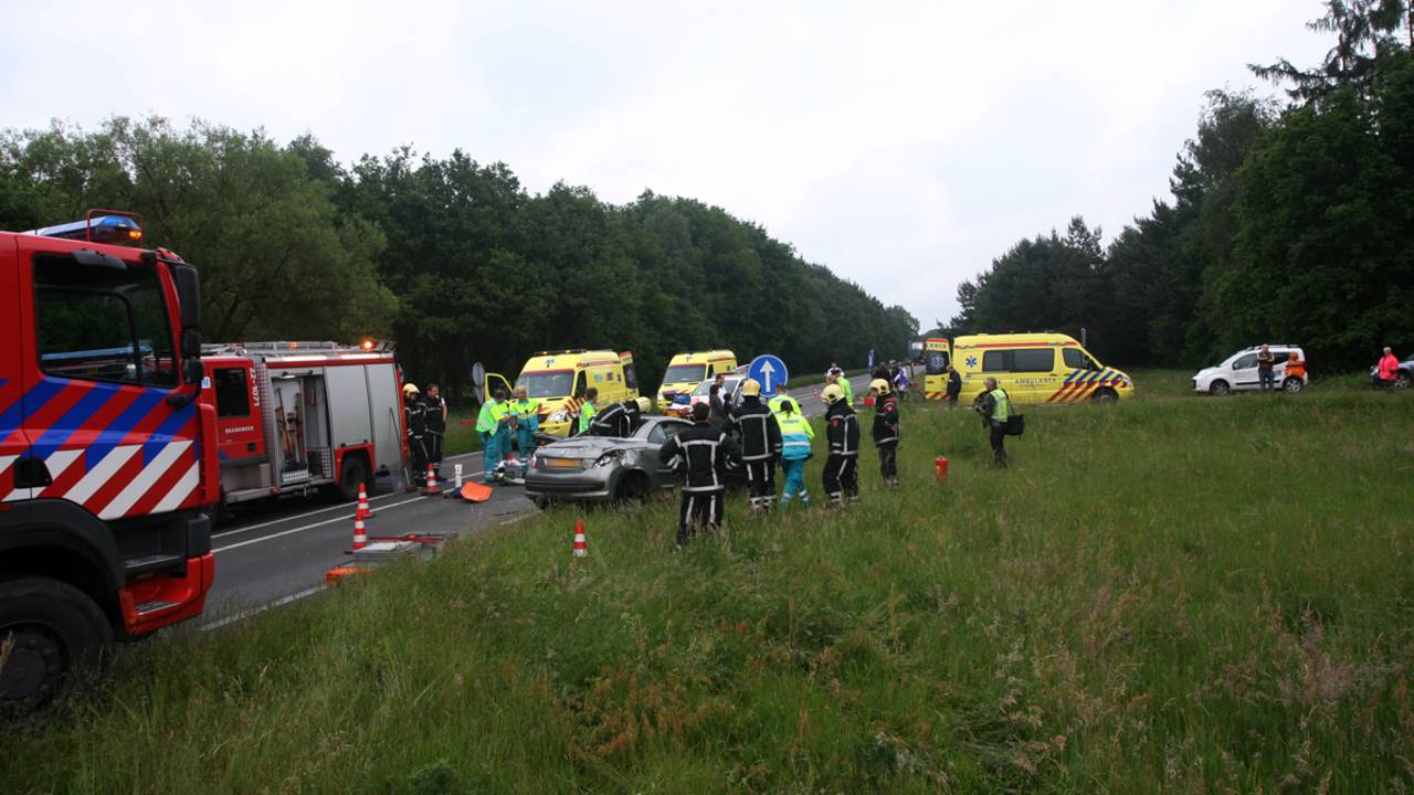 Auto's gebotst in Ommel (foto: Martien van Dam/SQ Vision)