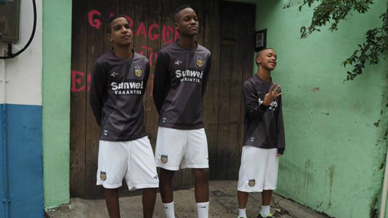 Jongeren uit de sloppenwijk Santa Marta spelen in het NAC-team (Bron foto: www.favelacup.nl)