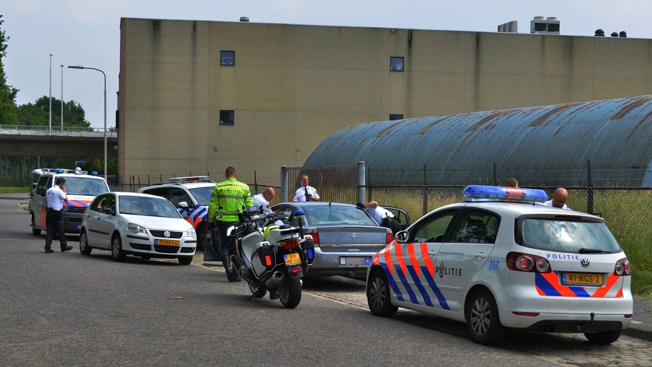 Agenten vonden wapens in een Belgische auto. (foto: Jules Vorselaars/Persbureau JV Media)