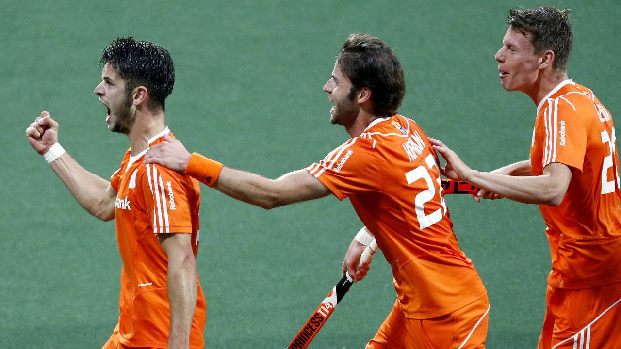 Rogier Hofman uit Vught en Jelle Galema uit Boxtel vieren goal met Kemperman (Foto: ANP)