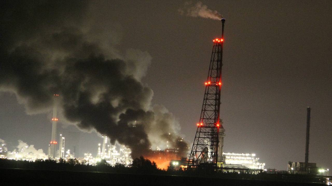 De de brand ontstond een explosie in een reactor.