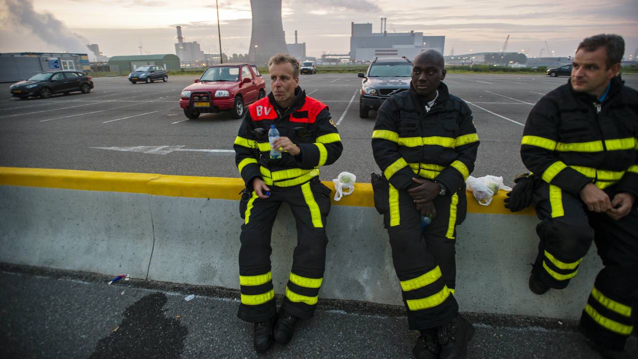 Brandweermannen een dag na de grote brand bij Shell Moerdijk (Foto: ANP)