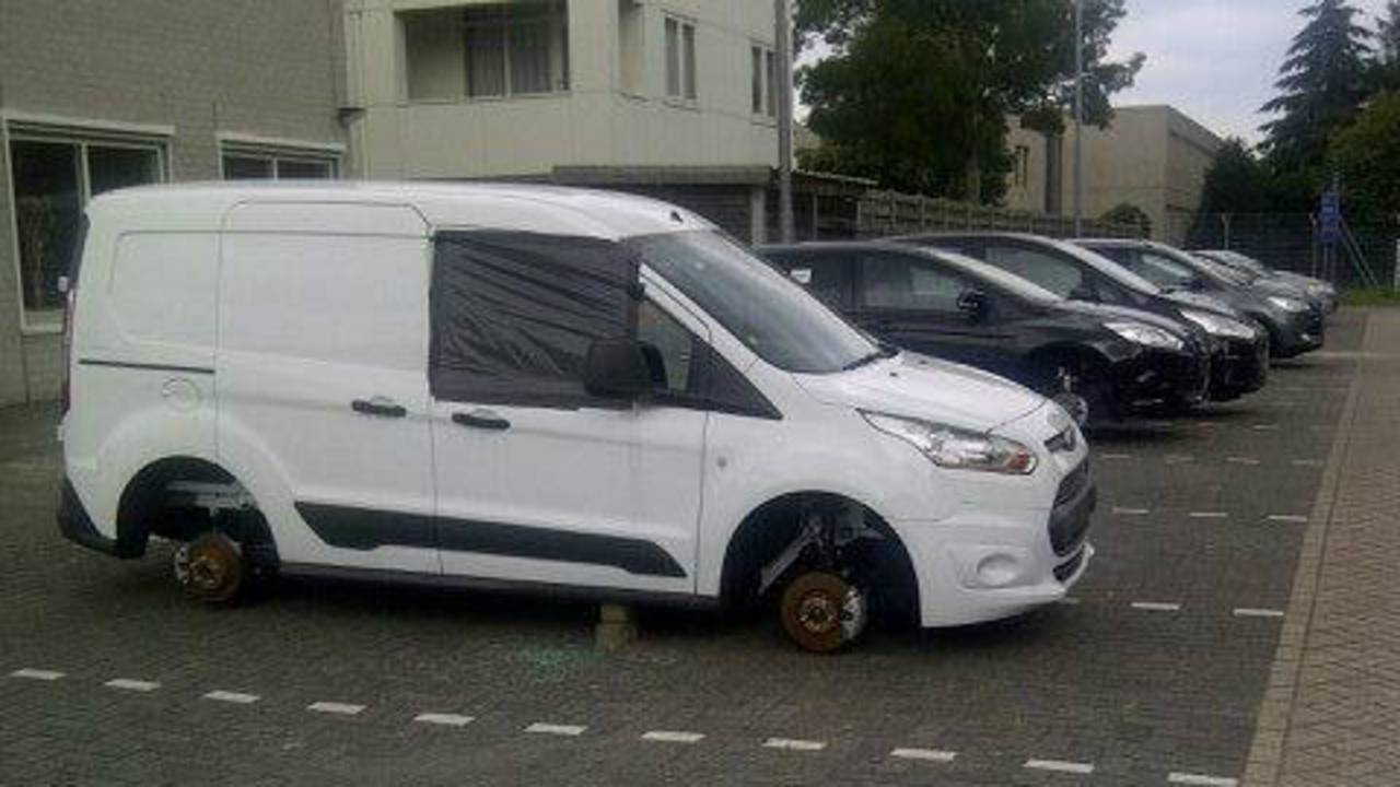 Bij zeventien auto's zijn alle wielen gestolen (Foto: Eric van Meerwijk / Twitter)