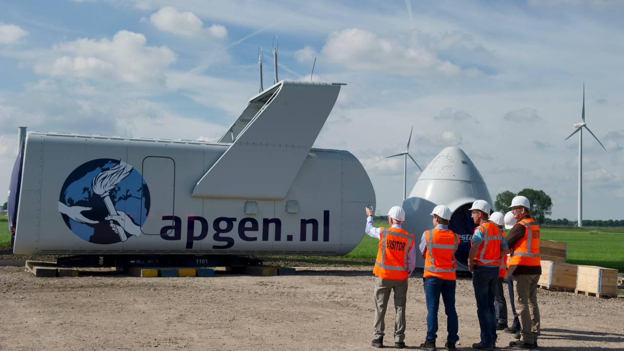 De windturbine in aanbouw (Foto: Eneco)