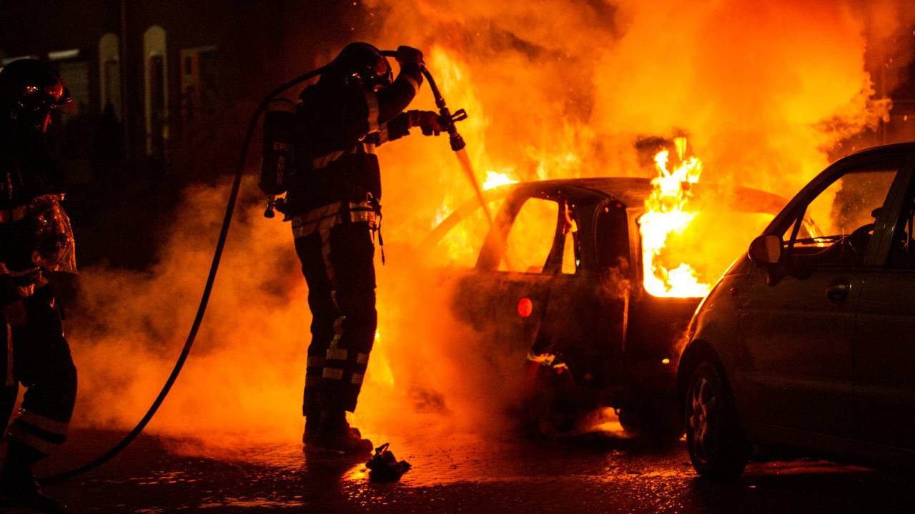 Brandweer bij de auto die in vlammen opgaat. (Foto: Alexander Vingerhoeds/Obsura)
