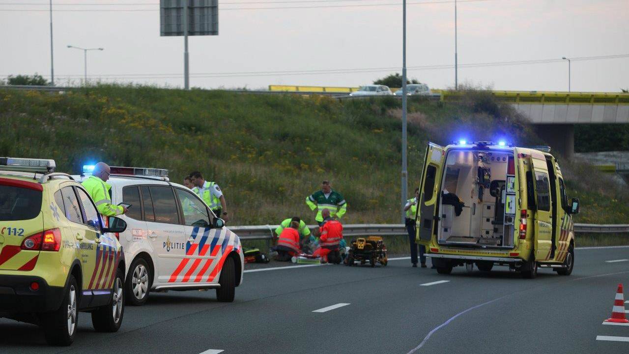 Een motorrijder raakte ernstig gewond (Foto: Bart Meesters / Meesters Multi Media)