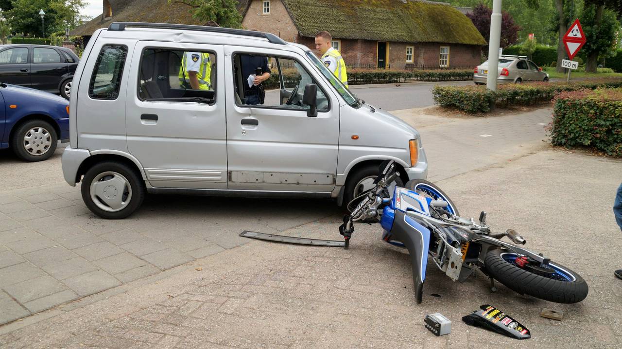 Ongeval met bromfietser in Wijk en Aalburg. (foto: FPMB Martijn van Bijnen)