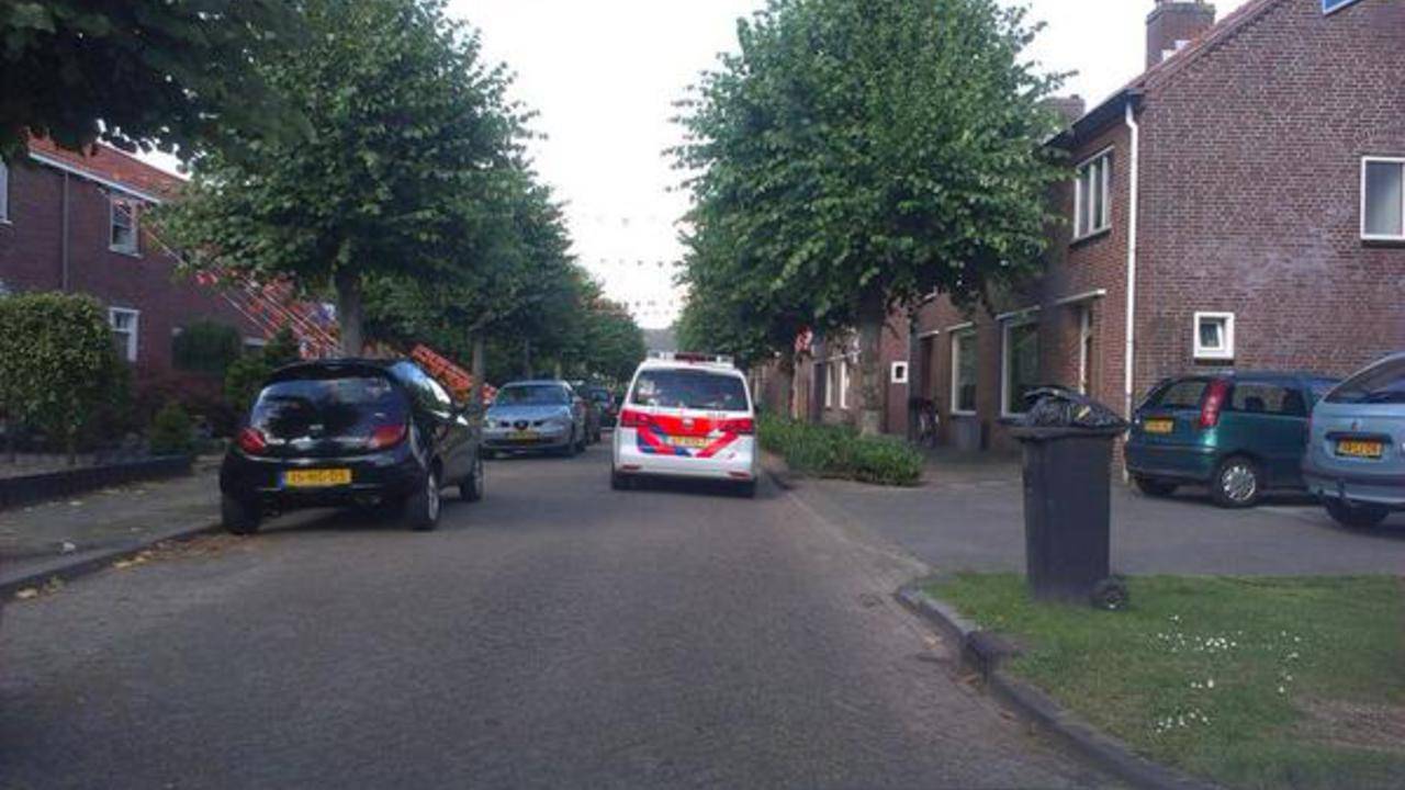 Politie rijdt door de straten (Foto: Toby de Kort)