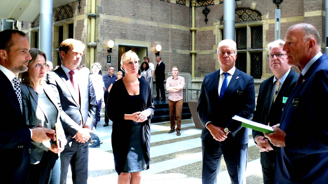 De aanbieding van de brandbrief aan kamerleden