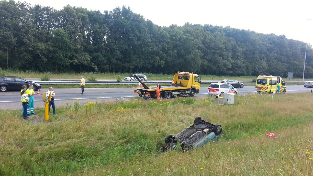 Auto over de kop op A59 (Foto: Martijn van Bijnen / FPMB)