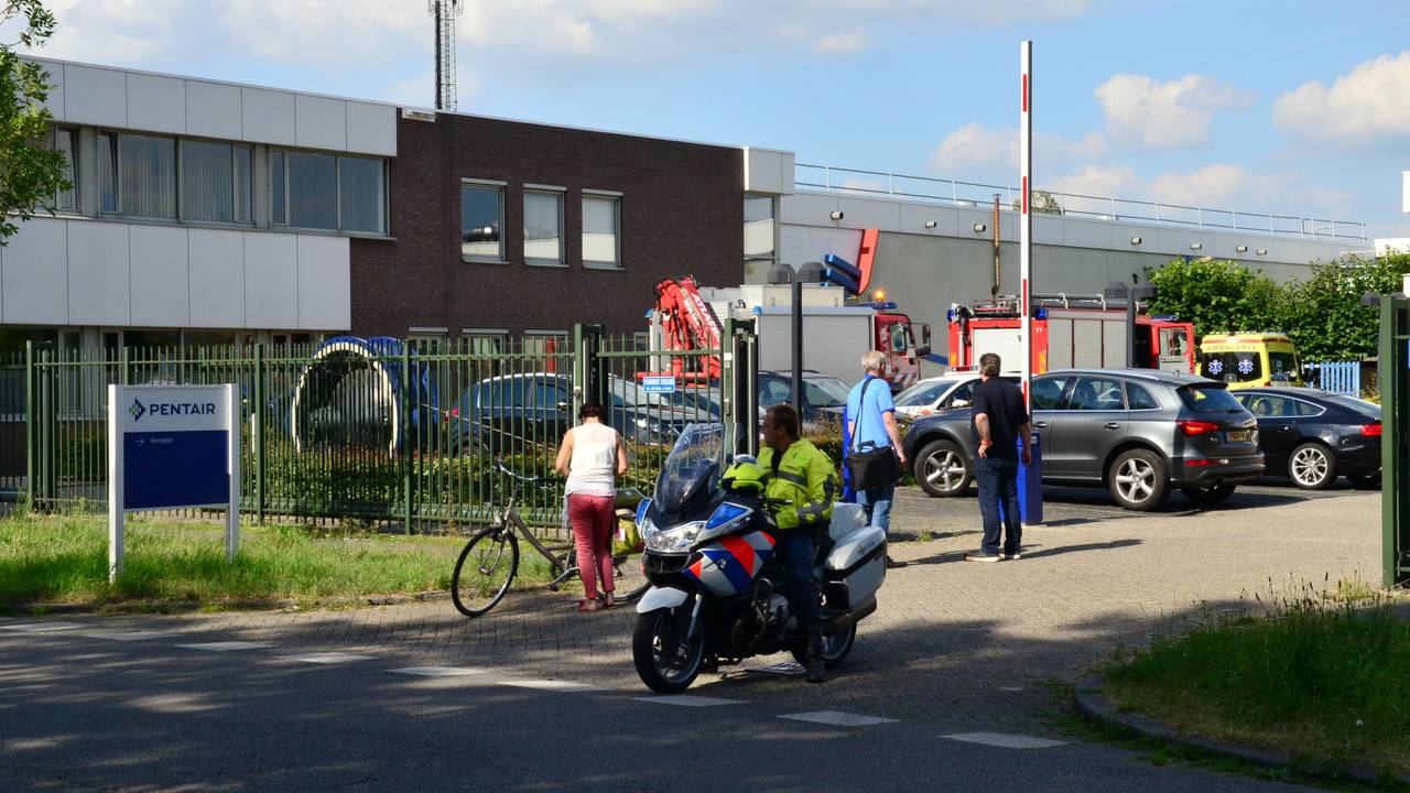 Man bekneld in machine bij bedrijf in Breda. (foto: Rob de Haas/Mainstay Media Breda)