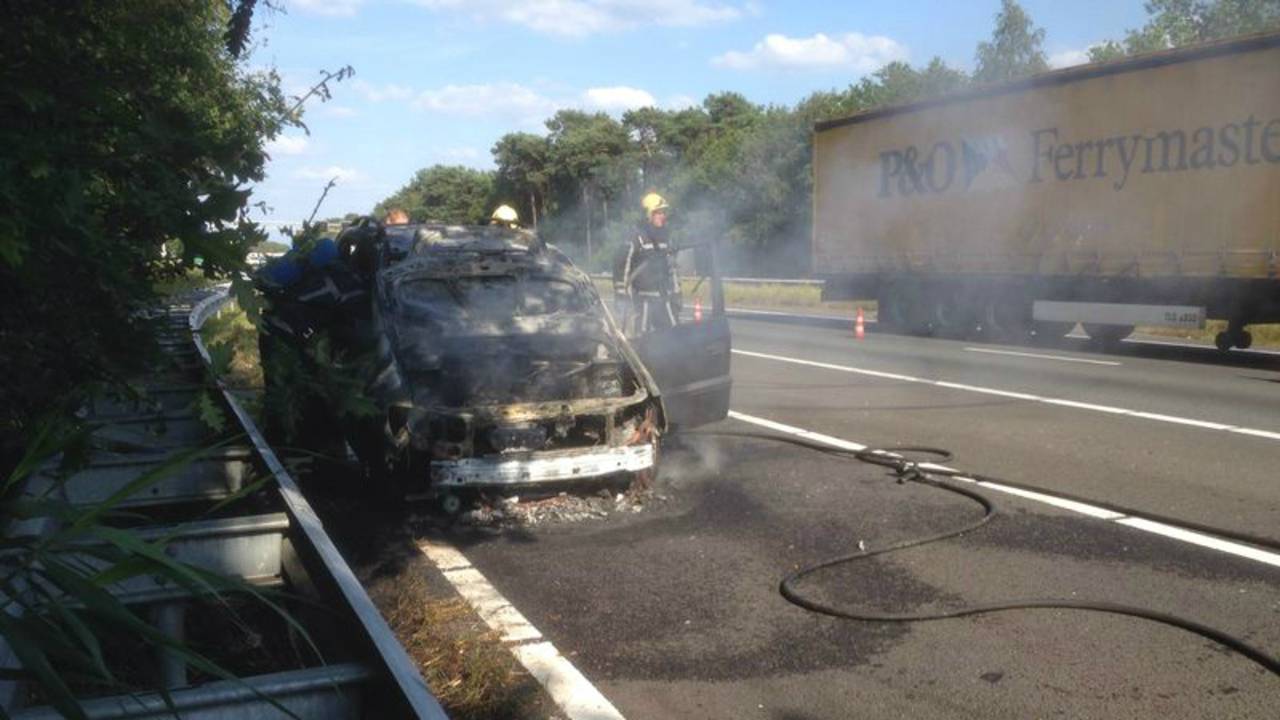 De auto is helemaal uitgebrand (foto: Harrie Grijseels/SQ Vision)