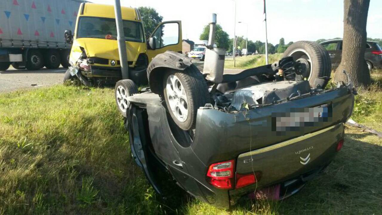 Auto op zijn kop op Luikerweg in Valkenswaard (Foto: Rico Vogels / SQ Vision)